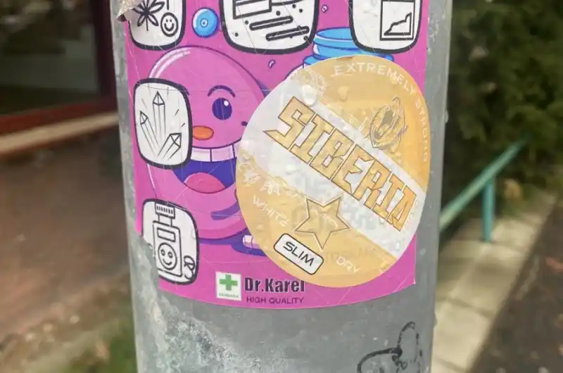 Jsou tam i Qr kódy pro návštěvu webu , ale na tomto je už někým zaslepený. 