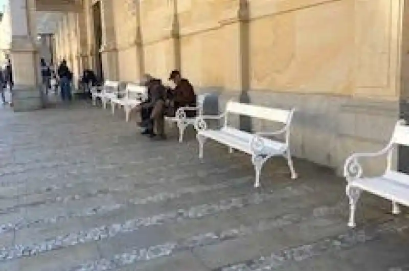 lidé se vyhýbají žebrákům, smrdí na dálku