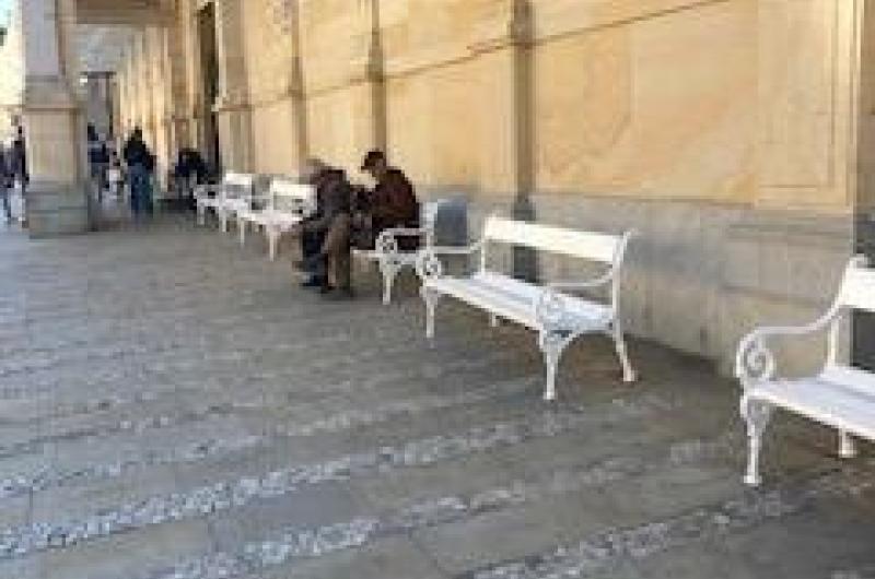 lidé se vyhýbají žebrákům, smrdí na dálku