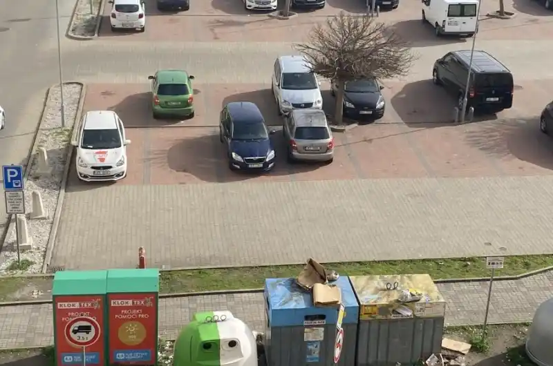 Stanoviště tříděného odpadu v Jateční ulici u Lidlu.