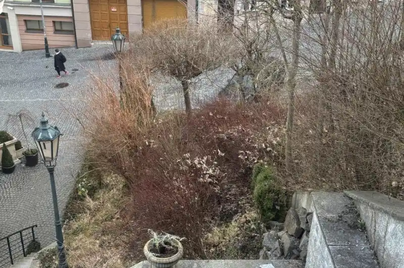 pohled ze schodů u KGM