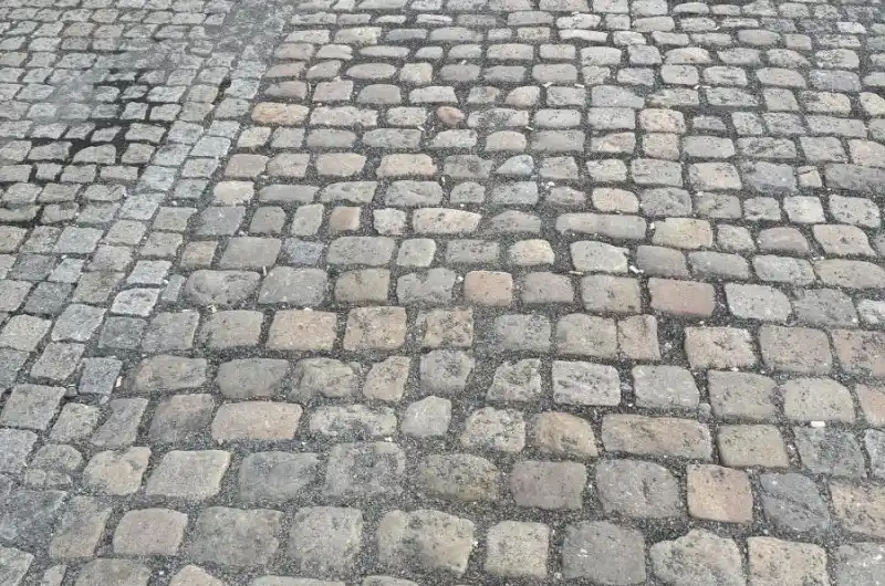 chodník kolem kostela