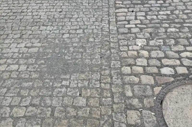 chodník kolem kostela