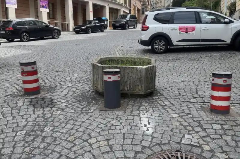 Kamenný květináč