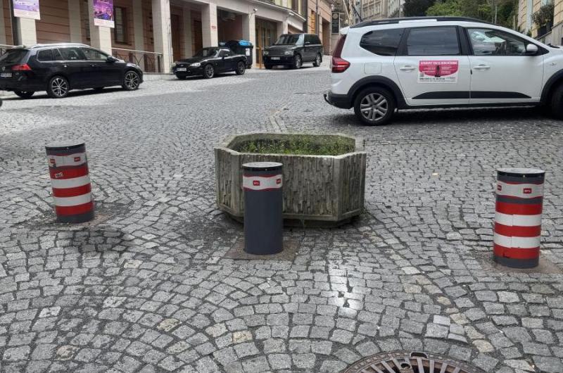 Kamenný květináč