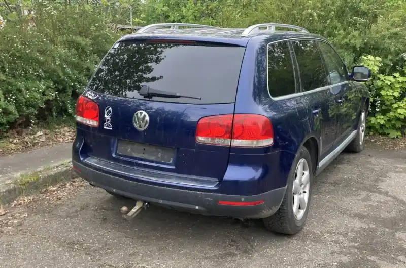 odstavený vůz na parkovišti v Úvalské ulici č 2