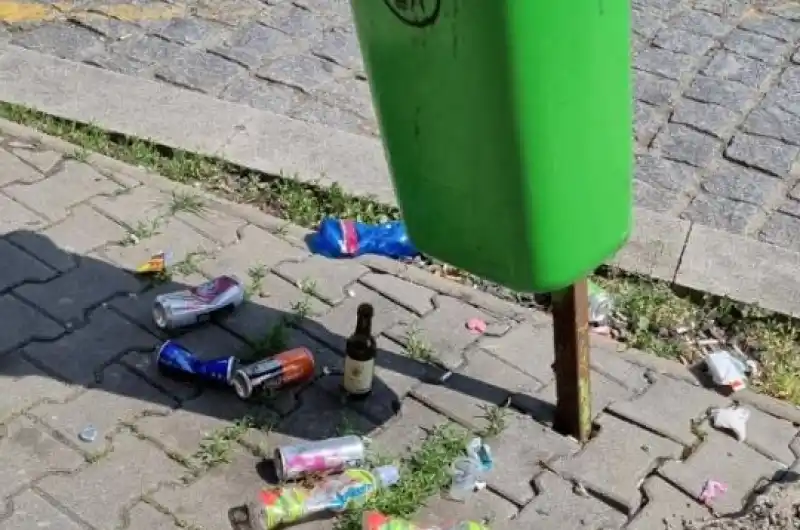 Odpadkový koš u zastávky Vítězná