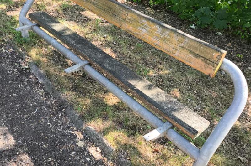 Poničená lavička pod altánem Bellevue 