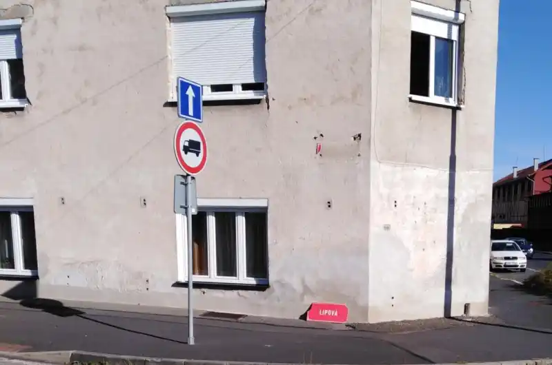 Stržená tabule s názvem ulice Lipová ve Dvorech
