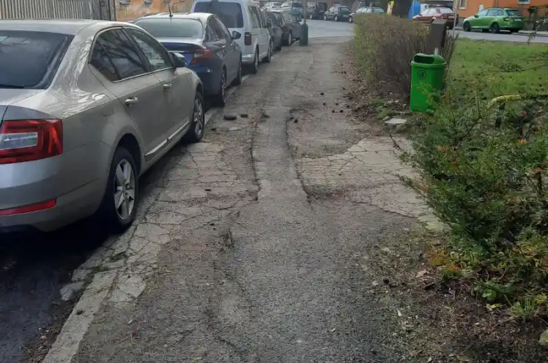 Chodník Husova ulice 2