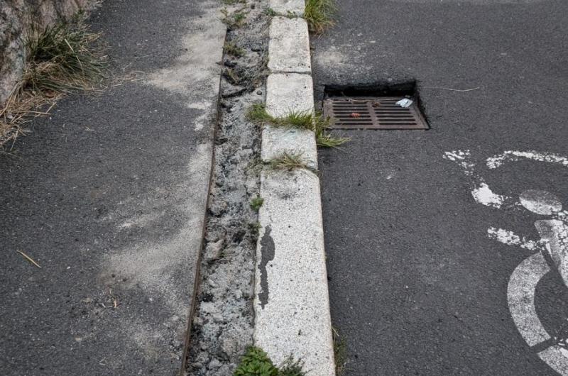 Začátek výkopu bez zábrany vstupu, či označení páskou. Prováděno sbíječkou vedle zaparkovaných aut.