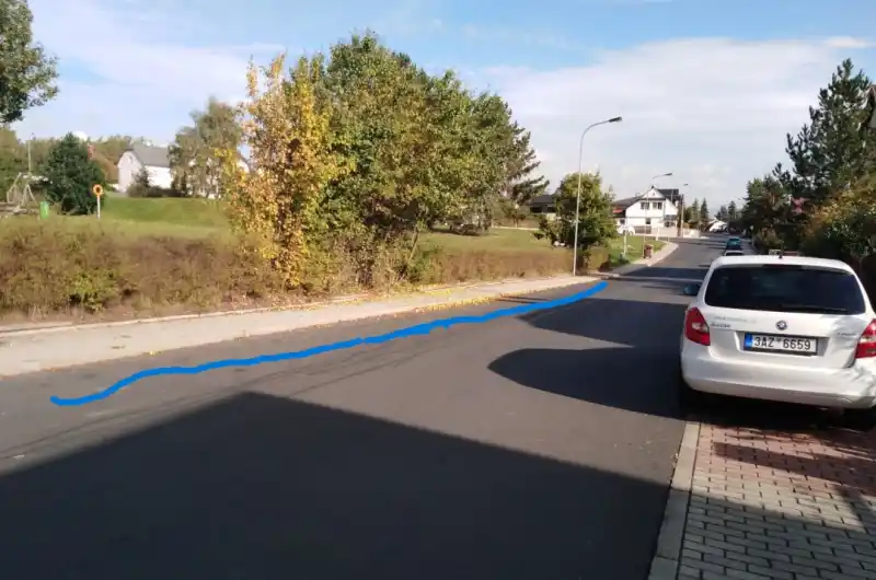 Park Tašovice-jabka znečišťují silnici