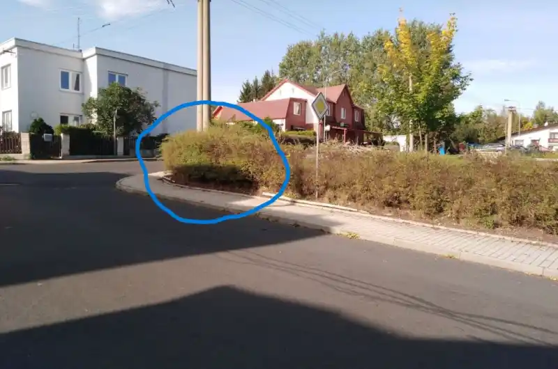 Park Tašovice-křoví v křižovatce brání výhledu
