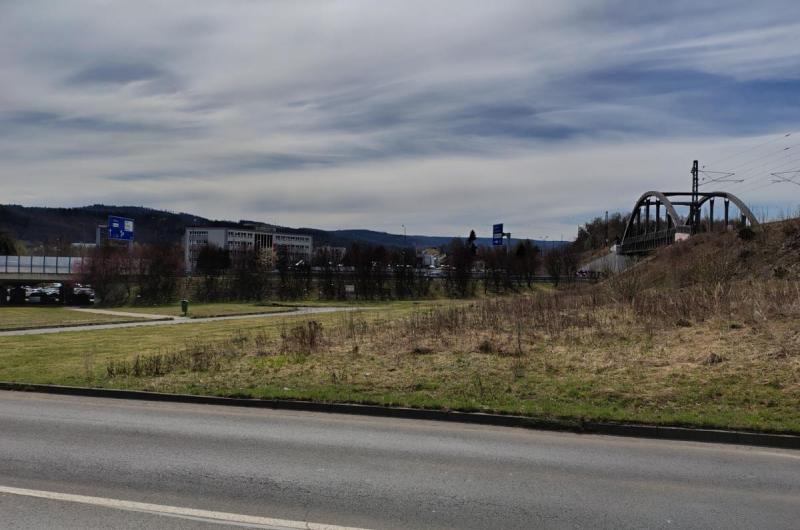 Travnatá plocha u Kauflandu