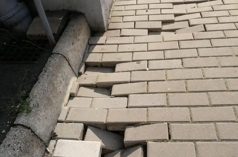 Propadající se chodník