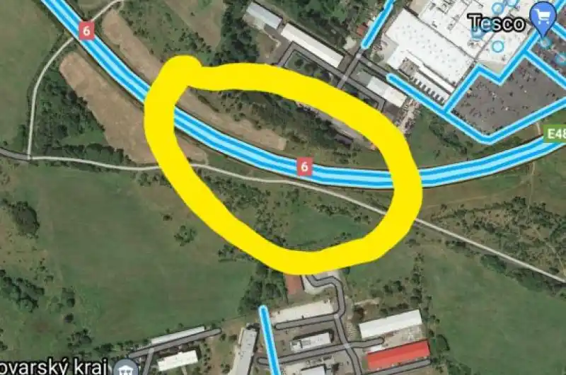 Jedná se o silnici č.6 procházející KV a jedoucí směrem na Cheb a Ostrov. Vyznačené místo je mezi nájezdem od Globusu a sjezdem na Starou roli. 