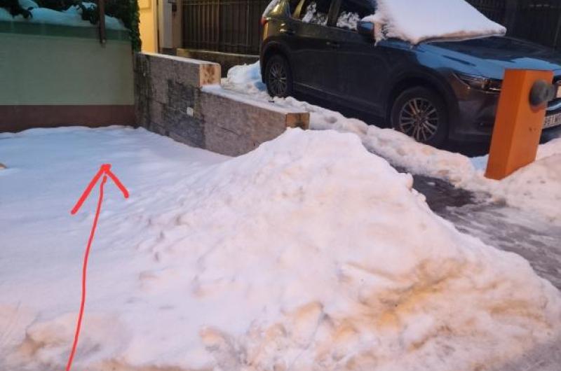 hromada sněhu brání v zaparkování vozidla