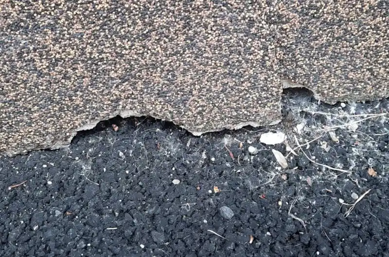 odtržený sokl domu po zemních pracích v přilehlém chodníku při prvním kopání. Dosud neopraveno!