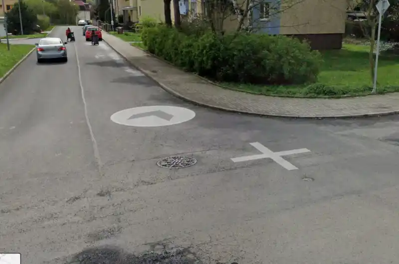 není vidět do křižovatky,přes parkující auta