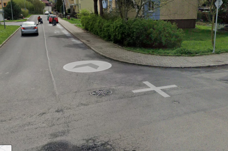 není vidět do křižovatky,přes parkující auta