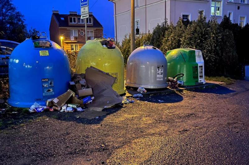 Nádoby na tříděný odpad _ Zbrojnická ulice