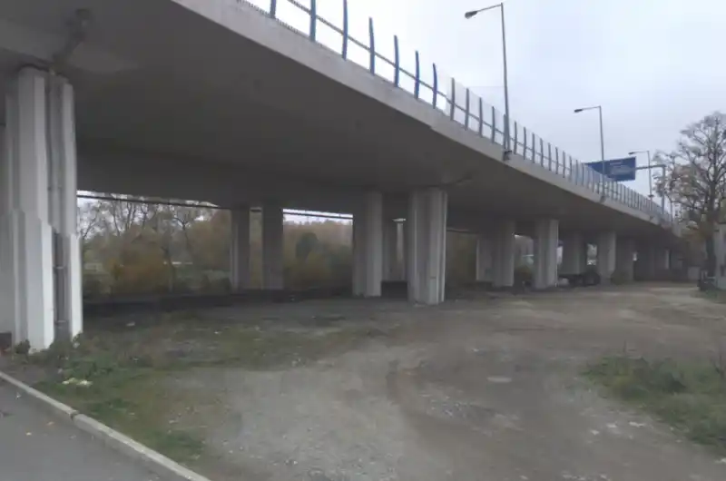 Pohled zespodu. Bohatě by stačilo světlo na každý sloup, případně ob sloup.