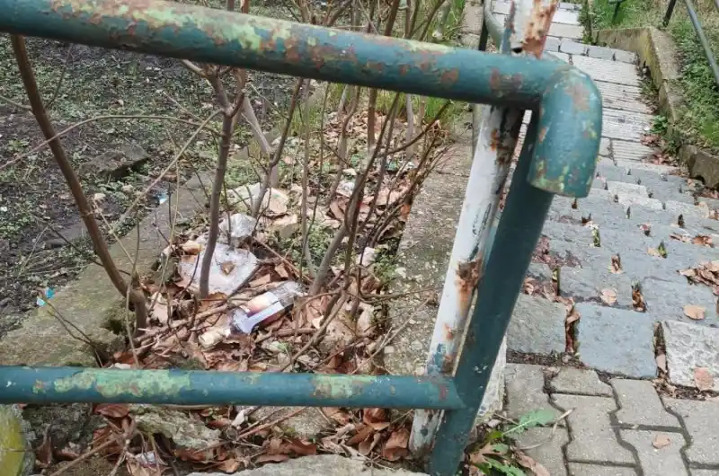 stav cca před 2 měsíci na dolním schodišti