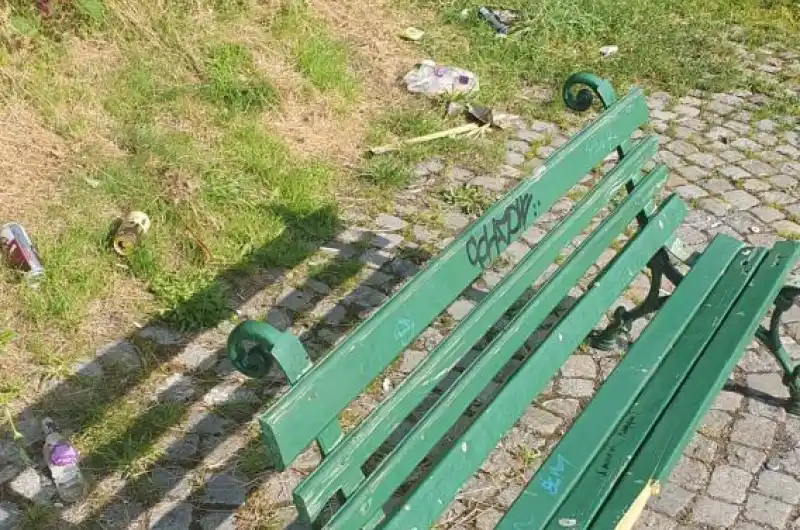 rozbitá lavička