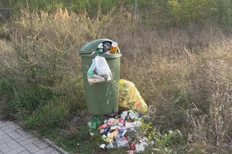 Poškozený odpadkový koš 