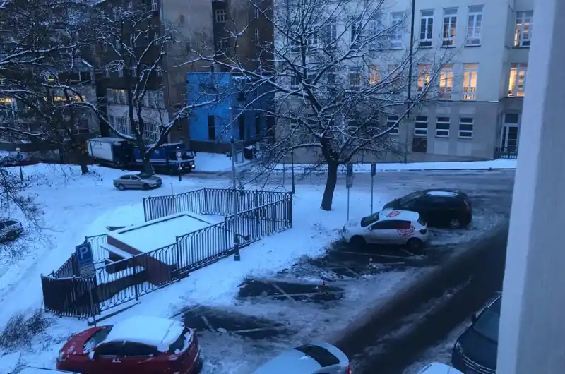 neposypaný chodník a místo kolem