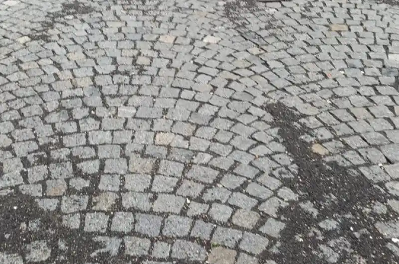 nahromaděný štěrk