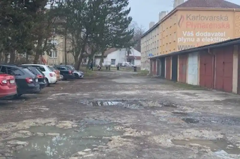 cesta u garáží