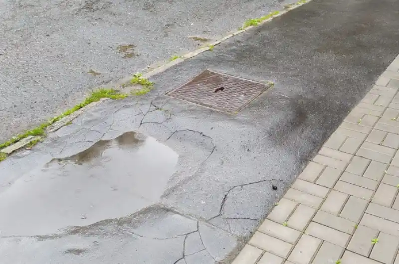další foto propadající se cesty