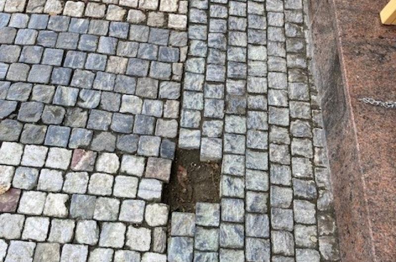 chybějící kostky v chodníku