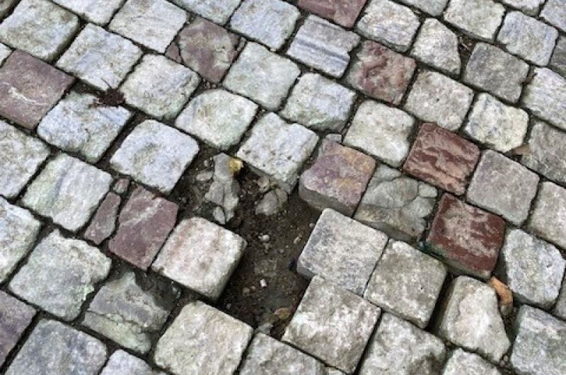 chybějící kostky v chodníku