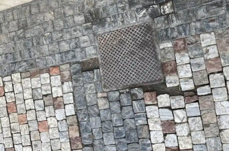 chybějící kostky v chodníku