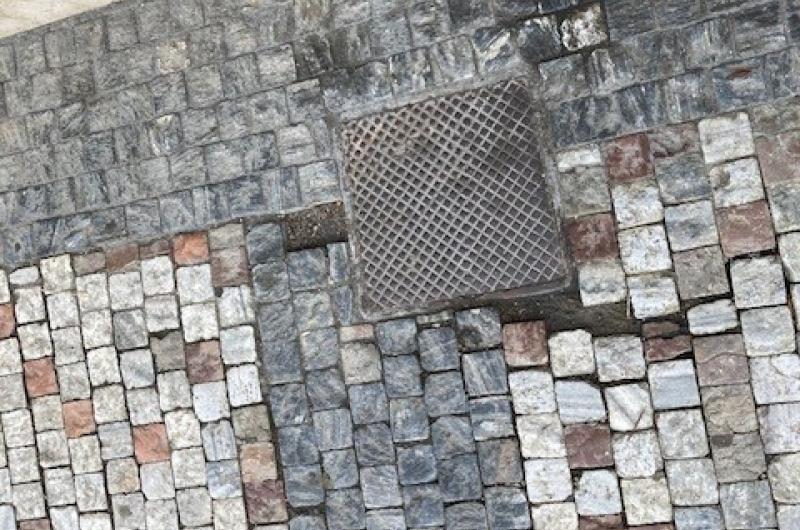 chybějící kostky v chodníku