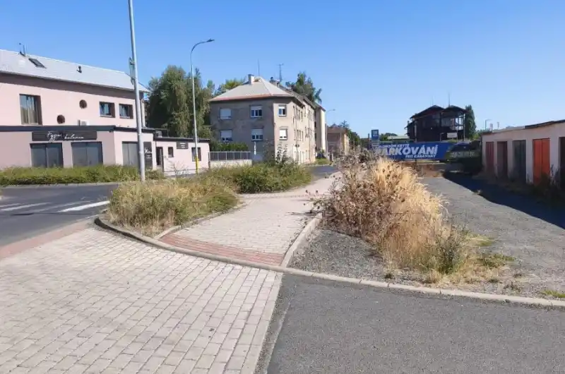 Dvory, ul. Závodní, u vjezdu na závodiště