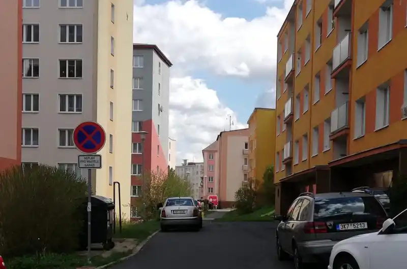 dostatek prostoru pro parkovací místa