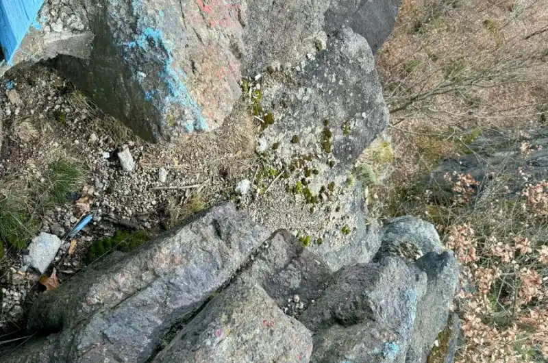 Poškozené bezprostřední okolí glorietu