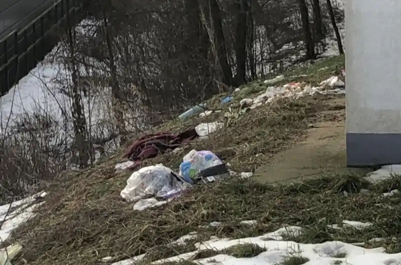 Odpadky za el.stanici ZŠ Šmeralova 