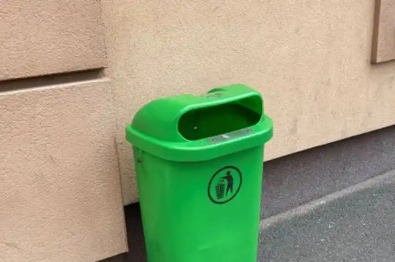 zelený koš - je plný zpáchnuté neznámé tekutiny a dalších věcí