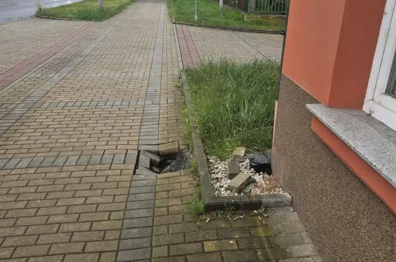 díra v chodníku