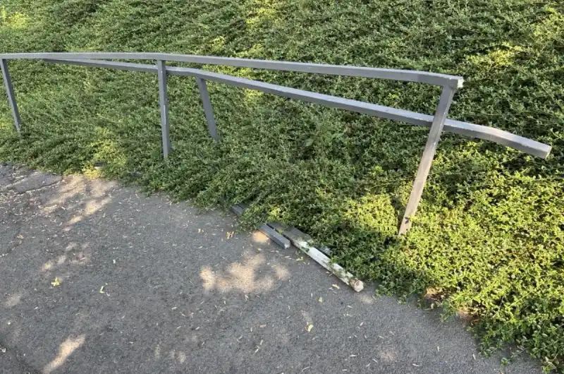Zbytky rozřezaného zábradlí