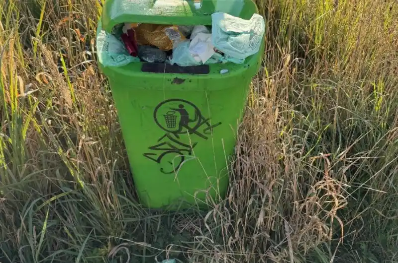 Plný odpadkový koš pro veřejnost