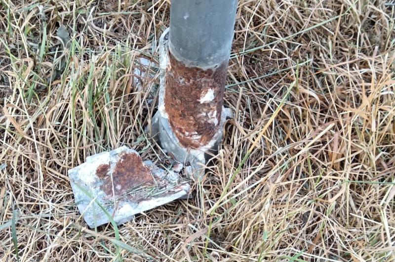 uražený držák - při větru hrozí vyvrácení a nebezpečí úrazu
