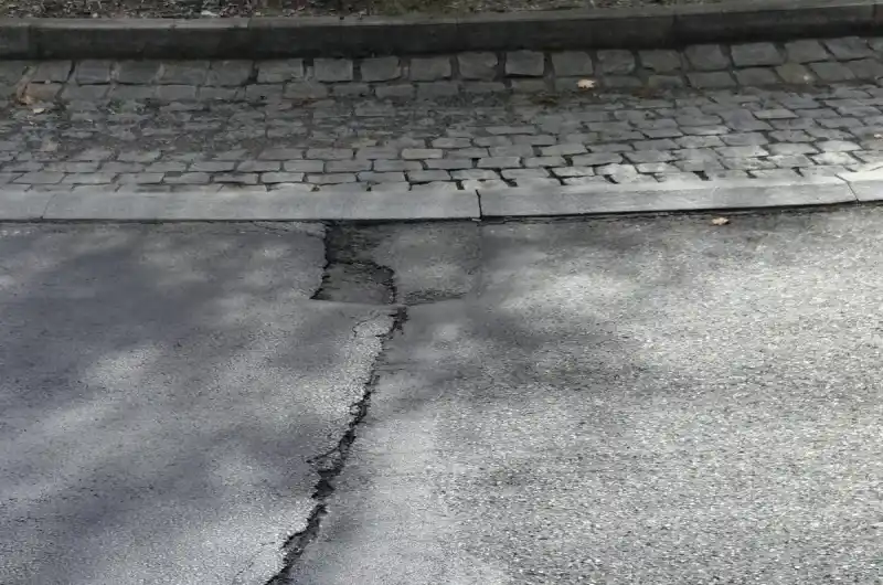Výmol na kruhovém objezdu