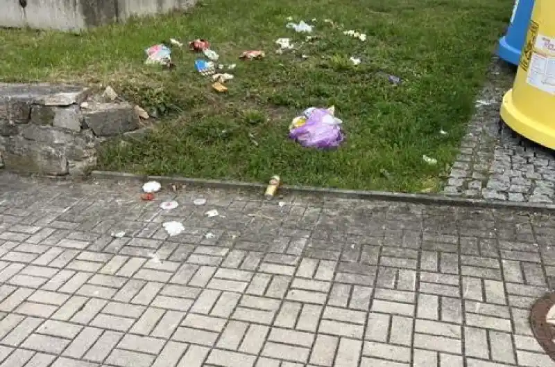 odpad kolem konteneru