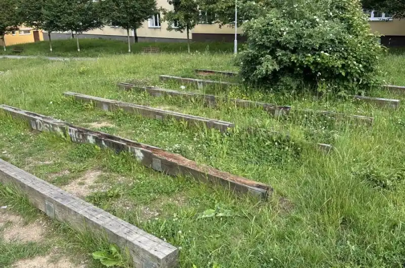 Rozpadající se klady, několik vzniklých úrazů, opakovaně žádáme o opravu pódia a nebo úplnému odstranění. 