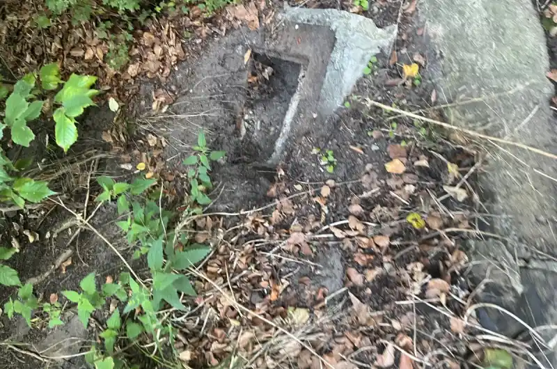 Umístěno po pravé straně směrem nahoru k nemocnici